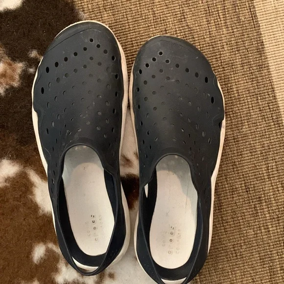 Crocs boys slip on shoes, navy/white, sz 7 (big boys) - Picture 2 of 9